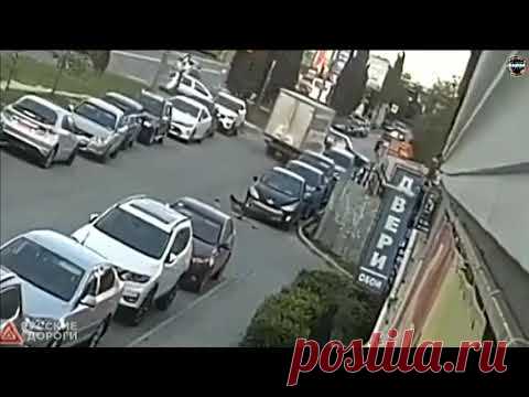 Оставленный сюрприз: водитель газели незаметно свалил с места ДТП в Севастополе - YouTube