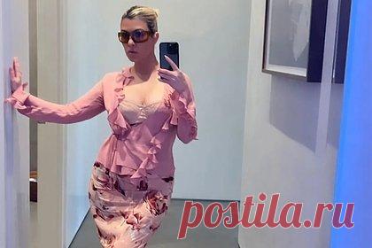 Сестру Кардашьян сравнили с пенсионеркой из-за наряда на Пасху. Американская телезвезда, предпринимательница Кортни Кардашьян поделилась новыми фото в честь Пасхи и подверглась критике в сети. Знаменитость позировала в кружевном бюстгальтере, надетом поверх розового костюма. Наряд бизнесвумен состоял из блузы с рюшами и глубоким декольте и юбки длины макси с цветочным принтом.