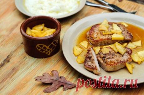 Свиные стейки с яблоками