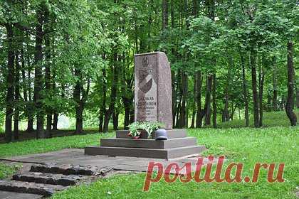 В Латвии вернули на место памятник легионерам СС. В латвийском городе Бауска вернули на место памятник латышским легионерам СС, который в ночь на 27 марта был повален неизвестными. По версии правоохранителей, свалить памятник могла как группа лиц, так и один человек. Ранее вице-мэр Риги предложил создать в столице Латвии сквер в память о латышских легионерах СС.