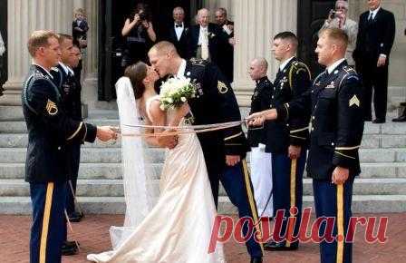 Как организовать свадьбу в стиле Military, выбор образов жениха и невесты, где провести военную свадьбу, идеи оформления пригласительных и свадебной церемонии, развлечения для гостей.