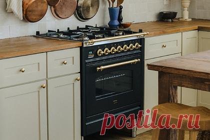 Тиктокерша поделилась инструкцией по очистке духовки без дорогих средств. Очищать духовку можно без дорогих средств, рассказала тиктокерша, называющая себя Чистюля Кэролайн. Кэролайн показала, что сначала пылесосит духовку изнутри, чтобы избавиться от остатков продуктов, после замачивает решетки с моющим средством и чистит плиту с помощью лимона.