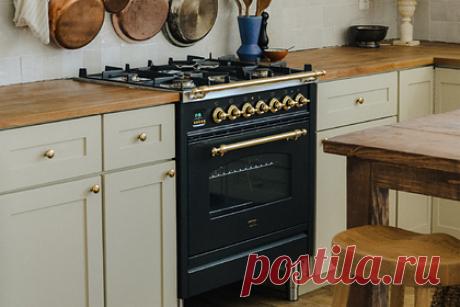 Тиктокерша поделилась инструкцией по очистке духовки без дорогих средств. Очищать духовку можно без дорогих средств, рассказала тиктокерша, называющая себя Чистюля Кэролайн. Кэролайн показала, что сначала пылесосит духовку изнутри, чтобы избавиться от остатков продуктов, после замачивает решетки с моющим средством и чистит плиту с помощью лимона.