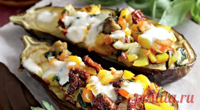 Фаршированные баклажаны. Пошаговый рецепт с фото на Gastronom.ru-300 г сыра моццарелла
1 желтый сладкий перец
3 небольших помидора
2 зубчика чеснока
2 небольшие луковицы
2 небольшие луковицы
2 веточки базилика
3 веточки петрушки
3 ст. л. оливкового масла «экстра вирджин»
соль, свежемолотый черный перец