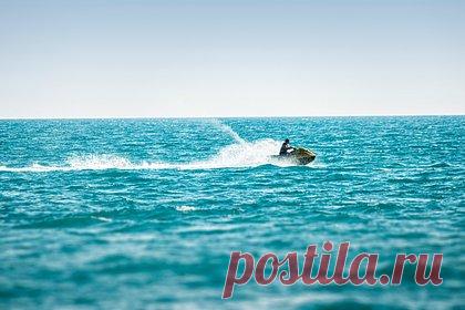 Пьяный турист в Таиланде угнал гидроцикл и чуть не утонул. Пьяный турист из Саудовской Аравии угнал гидроцикл на пляже Патонг на Пхукете и попытался скрыться в море. Увидев приближающихся спасателей, мужчина спрыгнул в воду и около получаcа барахтался на месте, отказываясь от помощи. Его доставили в больницу Патонга из-за истощения.