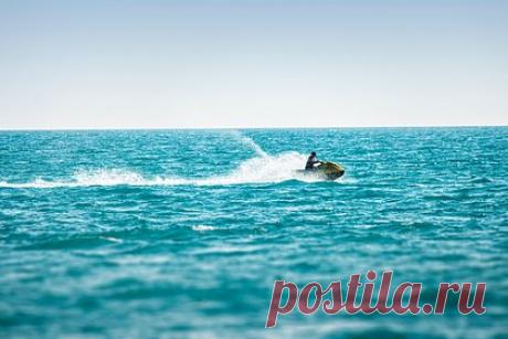 Пьяный турист в Таиланде угнал гидроцикл и чуть не утонул. Пьяный турист из Саудовской Аравии угнал гидроцикл на пляже Патонг на Пхукете и попытался скрыться в море. Увидев приближающихся спасателей, мужчина спрыгнул в воду и около получаcа барахтался на месте, отказываясь от помощи. Его доставили в больницу Патонга из-за истощения.