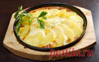 Какое блюдо можно поставить на праздничный стол? Запеченный судак Зима пришла. А вместе с ней и подледный
лов. Вот и привез мне приятель из
Поросозера пару судаков. Как раз таких,
какие мне нравятся. На килограмм плюс
каждый. Рыба — не маленькая, а значит
возня с ней — разделка, потрошение —
оправдывает тот результат, который
получается по итогу. Но и не особо
крупная. Соответственно, не жесткая.
Самое то, чтобы из неё приготовить что-то
такое-эдакое!
