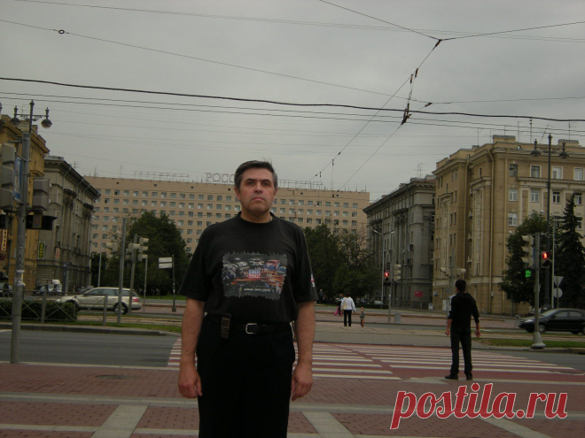 У парка Победы, на Московском проспекте. Впереди здание гостиницы "Россия".