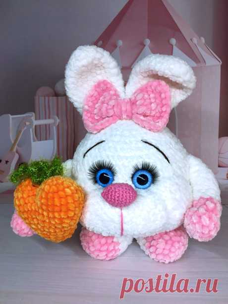 PDF Морковная любовь крючком. FREE crochet pattern; Аmigurumi animal patterns. Амигуруми схемы и описания на русском. Вязаные игрушки и поделки своими руками #amimore - заяц из плюшевой пряжи к 14 февраля, плюшевый зайчик с сердечком ко дню Всех Влюблённых, кролик, зайчонок, зайка, крольчонок.