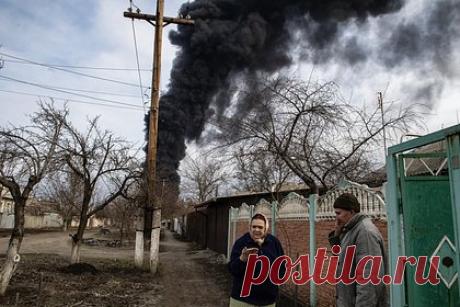 Появились подробности атаки беспилотников на нефтебазу в ЛНР. Нефтебаза в городе Ровеньки в Луганской народной республике (ЛНР) была атакована двумя украинскими беспилотниками. Об этом сообщили в представительстве ЛНР в Совместном центре контроля и координации вопросов, связанных с военными преступлениями Украины. Уточняется, что в результате атаки был поврежден резервуар.