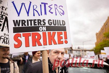 В США оценили финансовые потери из-за забастовки сценаристов. В США оценили ежедневные финансовые потери из-а забастовки сценаристов, начавшейся в мае. По данным WGA, продолжающаяся забастовка обходится экономике Калифорнии в 30 миллионов долларов в день. Такой вывод был сделан на основе аналогичного инцидента, который произошел в 2007 году.