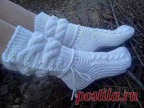 Сапожки спицами. Очень красивые. 
ОПИСАНИЕ: 
Набираем 56 петель. Провязываем 10 рядов цепочки ( 1 ряд - лиц. 2 р. 
изн. 3 р - 1 изн, 1 снять, нить перед работой и т. д. 4 ряд - 1 лиц. 1 
снять нить за работой
После делим все петли на три части (21 -14 - 21) и вяжем только среднюю часть (14 петель)здесь сами смотрите, на какой размер. Примерно -10 см. Это длина мыска, так что можно самой варьировать длину, в зависимости от размера ноги.. 
По краям с боковой косички по 21 петлю с каждой стороны. В