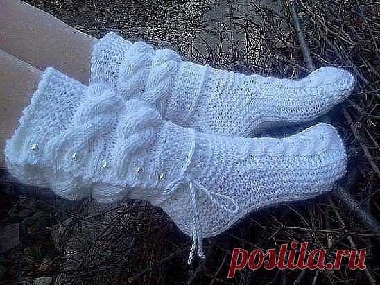 Сапожки спицами. Очень красивые. 
ОПИСАНИЕ: 
Набираем 56 петель. Провязываем 10 рядов цепочки ( 1 ряд - лиц. 2 р. 
изн. 3 р - 1 изн, 1 снять, нить перед работой и т. д. 4 ряд - 1 лиц. 1 
снять нить за работой
После делим все петли на три части (21 -14 - 21) и вяжем только среднюю часть (14 петель)здесь сами смотрите, на какой размер. Примерно -10 см. Это длина мыска, так что можно самой варьировать длину, в зависимости от размера ноги.. 
По краям с боковой косички по 21 петлю с каждой стороны. В