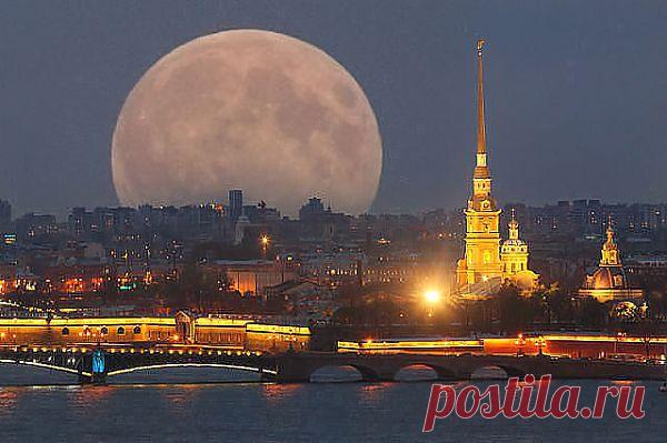 Луна над Питером(взято из одноклассников)
