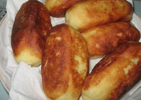 Вкуснейшие сосиски в картофельной шубке 
Ингредиенты:
- 4 картофеля
- 7 сосисок
- 2 яйца
- 1 чайная ложка манной крупы
- 2 столовых ложек муки
- 2 столовых ложек сливочного масла
- соль
Приготовление:
1. Картофель отварить, растолочь в пюре.
2. Добавить 1 яйцо, манку, муку, посолить, перемешать.
3. Приготовленную массу раскатать толстой лепешкой, разрезать на прямоугольники и затем завернуть в них сосиски.
4. Масло растопить, добавить яйцо, взбить.
5. Полученной смесью обмазать картофельные «шу