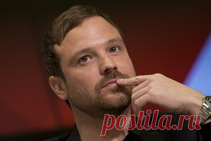Алексей Чадов рассказал о смертельной опасности на съемках фильма Балабанова. Российский актер Алексей Чадов вспомнил, как подвергал свою жизнь смертельной опасности во время съемок картины «Война» режиссера Алексея Балабанова. «Мой первый личный "фактор страха" случился в 20 лет в горах на съемках фильма "Война", когда меня в ледяную речку бросили с автоматиком», — поделился артист.