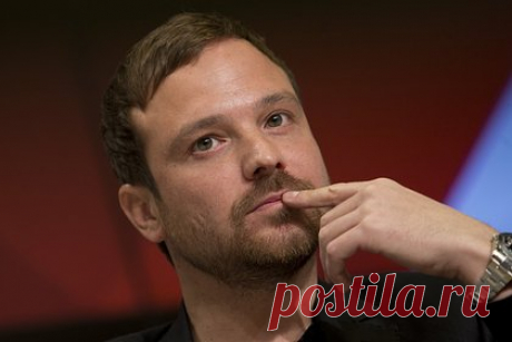 Алексей Чадов рассказал о смертельной опасности на съемках фильма Балабанова. Российский актер Алексей Чадов вспомнил, как подвергал свою жизнь смертельной опасности во время съемок картины «Война» режиссера Алексея Балабанова. «Мой первый личный &quot;фактор страха&quot; случился в 20 лет в горах на съемках фильма &quot;Война&quot;, когда меня в ледяную речку бросили с автоматиком», — поделился артист.