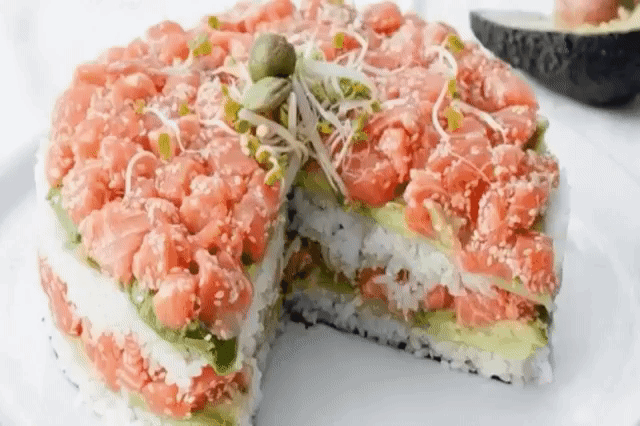 САЛАТ «СУШИ» - НЕВЕРОЯТНО ВКУСНО, НЕ ОТЛИЧИТЬ ОТ НАСТОЯЩИХ! 
Этот салат идеально подходит для любого праздника - гости будут в восторге, ведь салат по вкусу очень напоминает самые настоящие суши.
Ингредиенты: 
Слабосолёная красная рыба (её можно купить, а можно засолить дома в соевом соусе) - 300 гр., 
рис — 300 гр., 
свежие огурцы — 2 шт., 
большая морковь — 1 шт., 
яйца — 4 шт., 
большая фиолетовая луковица, 
пучок зелёного лука, 
пучок укропа, 
васаби (Васаби, который также известен, как «я