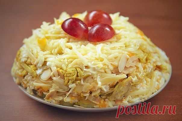 МИНДАЛЬ - ВИНОГРАД !!!  **Слоями, каждый посыпая минд/обжар/лепестками по 1ст/л (0.5ст) или грец/орехом, и смазывая майонезом. 1)Куриная отв/грудка 2шт - обжарим волокна, Крри, соль. 2)Яйцо 4шт -кр/терка. 3)Сыр 200г -кр/терка, виноград 400г -пополам, обмакнув в майонез. *Продукты делим на 2части, т.к. выкладку повторяем! *И в холод на 3часа.