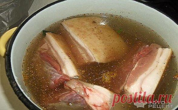 Сало горячего засола - домашний деликатес! 
Ингредиенты: 
Вода — 1 л 
Свиное сало с прослойками мяса — 1 кг 
Луковая шелуха — 3 горсти 
Лавровый лист — 2 шт. 
Чеснок — 7 зубца 
Соль — 200 г 
Сахар — 2 ст. л. 
Перец черный — по вкусу 
Приготовление: 
1.Наберите в емкость воду, добавьте в нее сахар, соль, лавровый лист, луковую шелуху и ставьте вариться. Луковой шелухи можно добавить и больше. Когда вода закипит, положите в нее обмытое сало — пусть оно проварится еще 20—30 минут. 
2. Снимите са