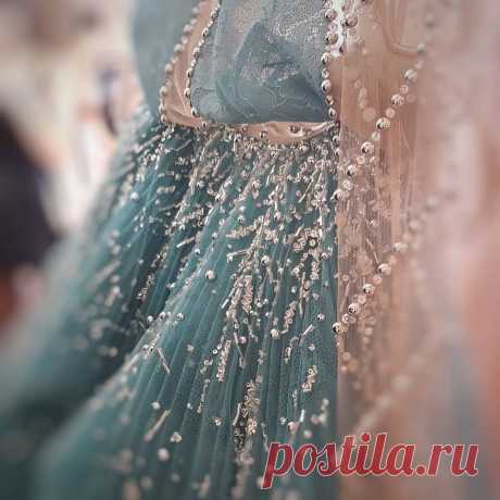 Pearly dreams 🌸 🌺 🌸. 📷 @luxartasia /@couturenotebook #backstage at #georgeshobeika. . . . . . . . . - luxartasia