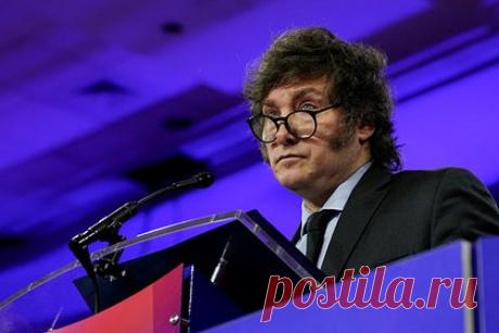 Президент Аргентины довел студентов до обморока анекдотами и критикой коммунизма. Два студента упали в обморок во время выступления президента Аргентины в школе Cardenal Copello, в которой он учился. Отмечается, что аргентинский лидер рассказал несколько анекдотов из своего времени в учебном заведении и высказал критику коммунизма и марксизма.