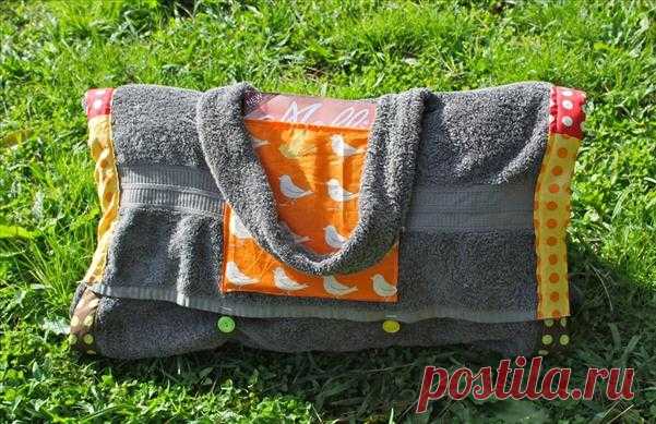 DIY summer project - Bag unwraps into beach towel blanket with pillow This cool tutorial is going to show you how to sew a beach towel blanket with comfy pillow into a practical bag with pockets for sunscreen, favourite book a