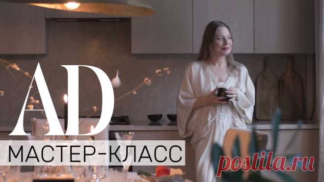Как подготовить квартиру к Новому году: монохромный декор для любителей минимализма Дизайнер Анастасия Комарова пригласила AD к себе в гости и рассказала, как можно оформить квартиру к Новому году, если вы не любите традиционный пышный декор. Квартира Анастасии решена в светлых тонах, а интерьер наполнен натуральным деревом и льном. И в новогоднем декоре ей тоже хотелось использовать легкий натуральный стиль, без использования ярких цветов. Подробности в нашем новом видео!