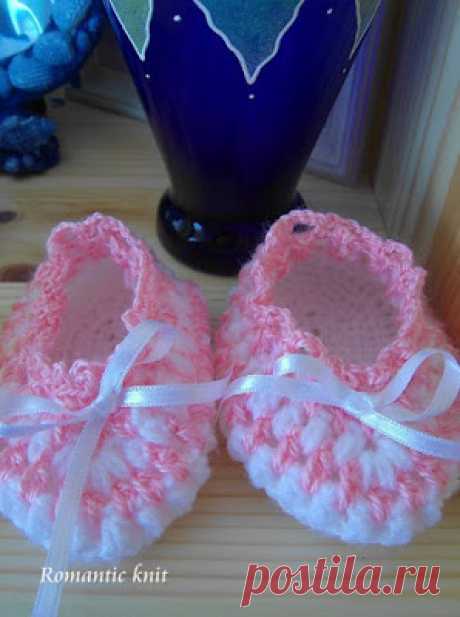 Romantic knit: Booties in white and pink