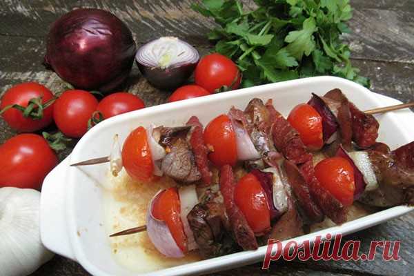 Шашлык из куриной печени с помидорами черри и колбасками — Сад Заготовка