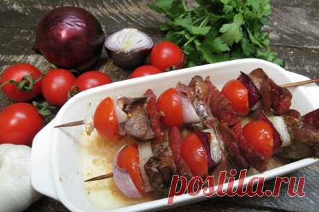 Шашлык из куриной печени с помидорами черри и колбасками — Сад Заготовка