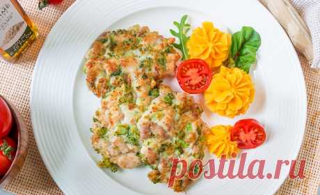 Куриные оладьи с брокколи Это очень быстрый и вкусный вариант ужина буднего дня. Такие оладьи будут хорошо сочетаться практически с любым гарниром.