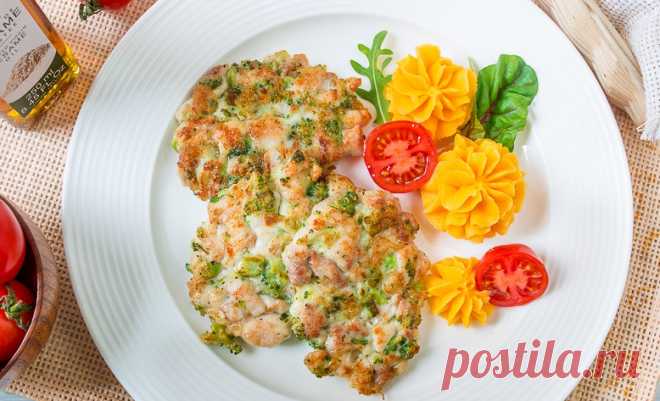 Куриные оладьи с брокколи Это очень быстрый и вкусный вариант ужина буднего дня. Такие оладьи будут хорошо сочетаться практически с любым гарниром.