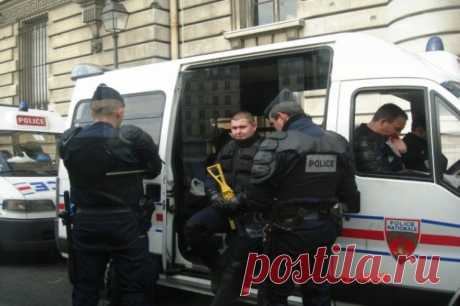Чешский журналист Соукуп рассказал детали нападения на вуз в Праге. Полиция эвакуирует из здания Карлова университета студентов и преподавателей.