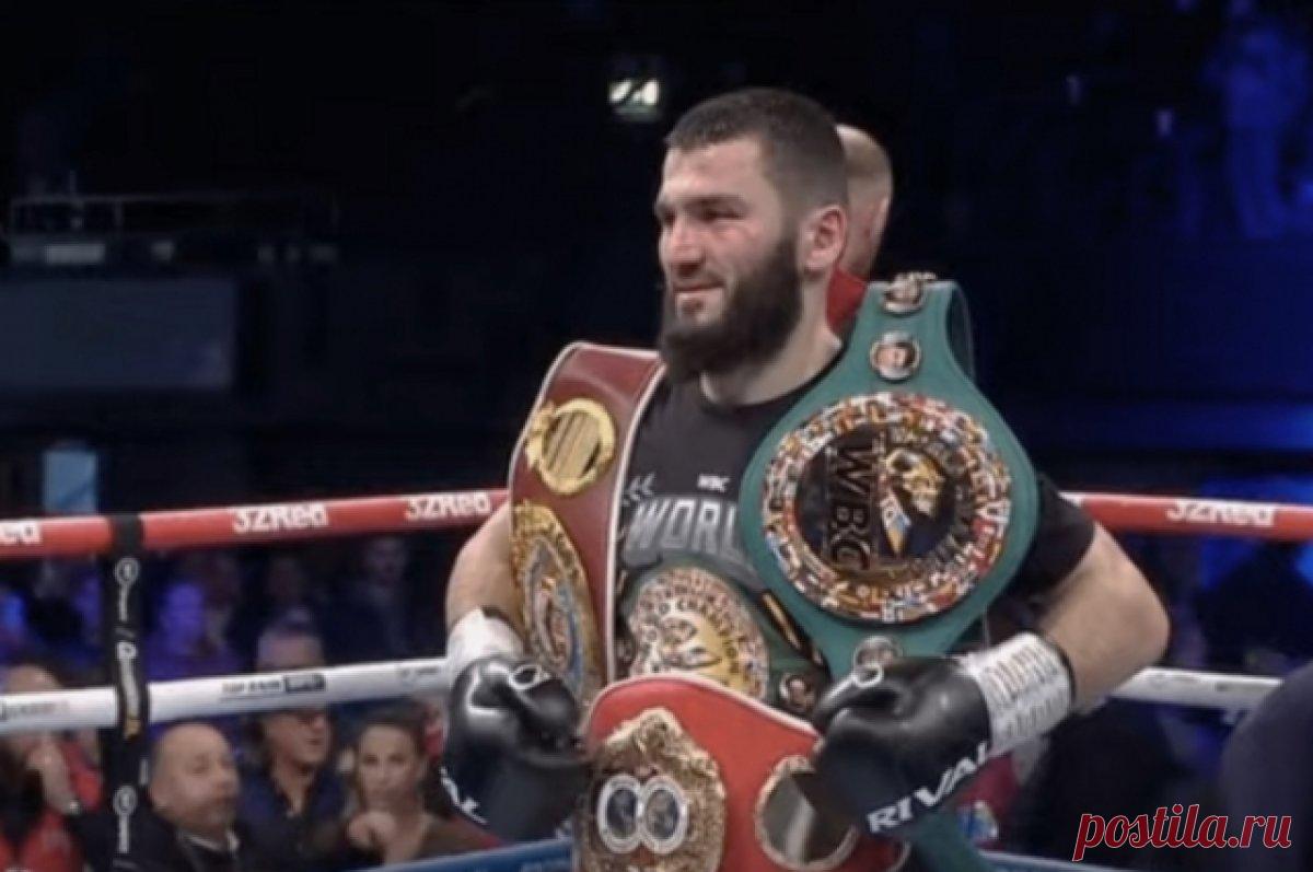 Бетербиев победил британца Смита и защитил титулы WBC, WBO и IBF. Бой завершился в седьмом раунде.