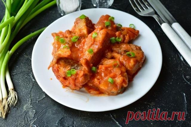 Рыба на сковороде с овощами и томатами — Домашняя кулинария