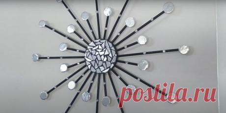 Декор для стены
Эта поделка из фольги подойдёт тем, кто хочет украсить стену, но не любит картины и фотографии.