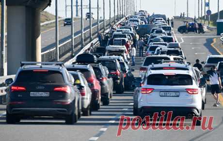Число автомобилей в очередях перед Крымским мостом сократилось до 1,2 тыс.. Со стороны Тамани находится 110 транспортных средств, со стороны Керчи - 1 145