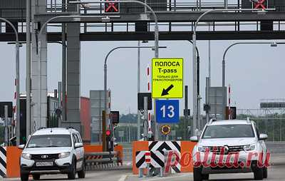 В ГД призвали снизить стоимость проезда по трассам на курорты для семей с детьми. Депутаты от фракции "Новые люди" Амир Хамитов, Владимир Плякин и Антон Ткачев предложили снизить на 30% цену на проезд по платным дорогам