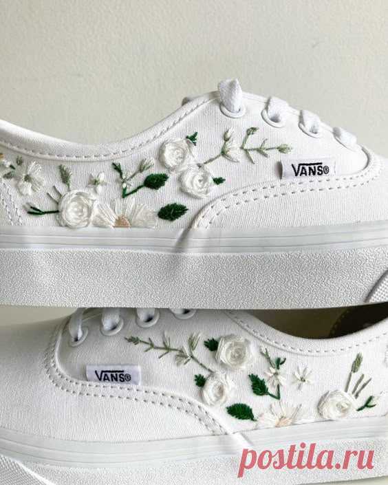 More shoes today. And these are one of my favourites so far. Vans. White, Hunter green and gold.