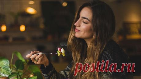 Где их брать? Пять нутриентов, которые реально нужны женщине после 40 С возрастом женский организм начинает работать иначе. Меняется гормональный фон, хуже удерживается мышечная масса, кости требуют больше внимания, а уровень энергии уже не прощает хаотичное питание. И здесь важны не модные суперфуды, а базовые нутриенты для поддержания здоровья.