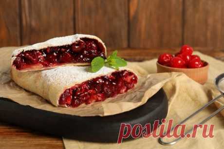 Штрудель с вишней из готового слоеного теста — очень простой пошаговый рецепт