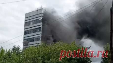 Пожар в НИИ &quot;Платан&quot; достиг 4 тысяч квадратных метров. Площадь пожара в здании НИИ &quot;Платан&quot; в подмосковном Фрязино выросла до 4 тысяч квадратных метров. Об этом в Telegram-канале сообщает пресс-служба МЧС России. По ее информации, к месту ЧП направляется вертолет Ка-32 Московского ...