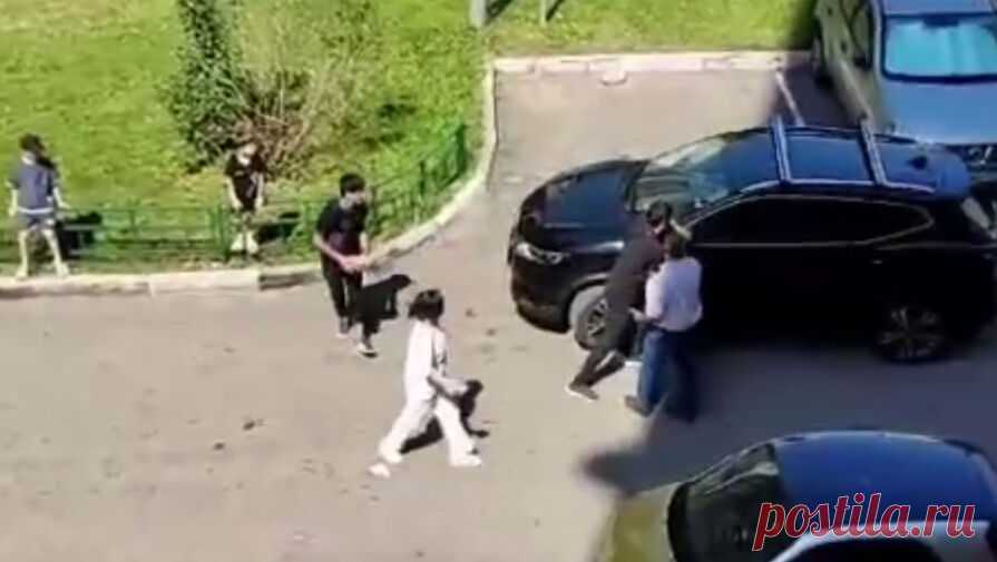 В Мытищах мигрант заехал на газон и угрожал пенсионерке после замечания о парковке. В подмосковных Мытищах мигрант угрожал пенсионерке и сломал ей зеркало заднего вида после замечания о парковке, сообщает Telegram-канал "Осторожно, Москва". Инцидент, попавший на видео, произошел во дворах в микрорайоне ...