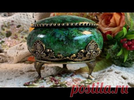 Caja de malaquita de un espacio en blanco de madera. Малахитовая шкатулка из деревянной заготовки.