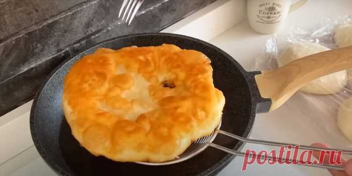 Просто мука и горячая вода. Рецепт вкусных лепёшек без яиц и молока