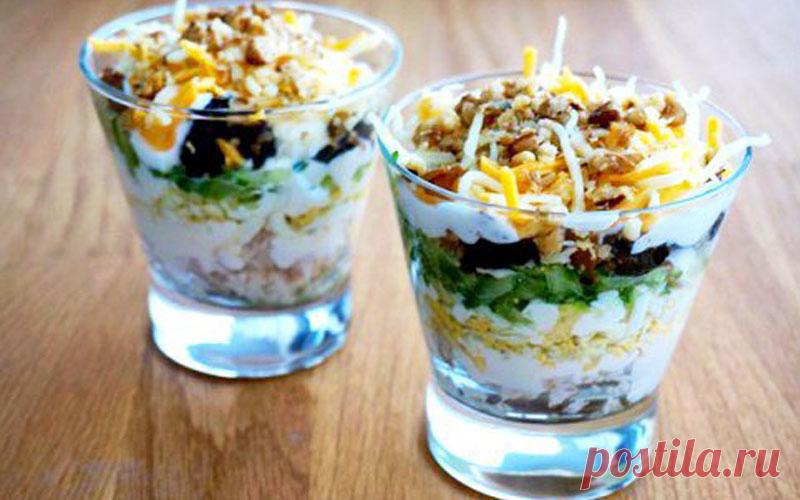 Восхитительный салат «Негреско» с черносливом и курицей Вкус отменный, готовится легко. Сохраните рецепт у себя! Ингредиенты ✓ Куриное филе 400 г ✓ Яйцо 4 шт. ✓ Огурцы 2 шт. ✓ Чернослив 200 г ✓ Твердый сыр 100