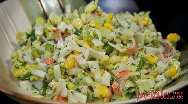 Крабовый салат с пекинской капустой Этот вкусный салат с пекинской капустой я частенько использую. Попробуйте приготовить и вы этот сочный и легкий салатик! Ингредиенты — 450 г крабовых