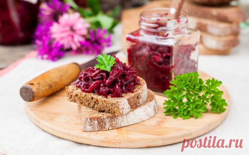 Острый салат из тертой свеклы Вкусный и простой в приготовлении салат из отварной свеклы с чесноком и растительным маслом. Ингредиенты — отварная свекла 500 г — чеснок 3 зубчика —