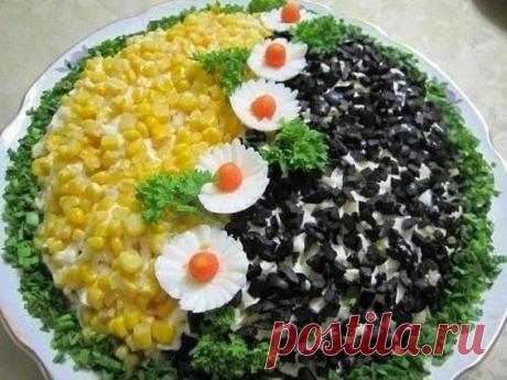 САЛАТ ДЕНЬ И НОЧЬ - 2 ЗАМЕЧАТЕЛЬНЫХ РЕЦЕПТА МЯСНОЙ "ДЕНЬ И НОЧЬ" Салатник мысленно разделить на две равные половины. На одну из них выложить мелко нарезанную говядину, на другую – отварное куриное